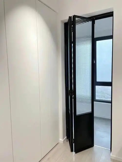 黑色折叠门