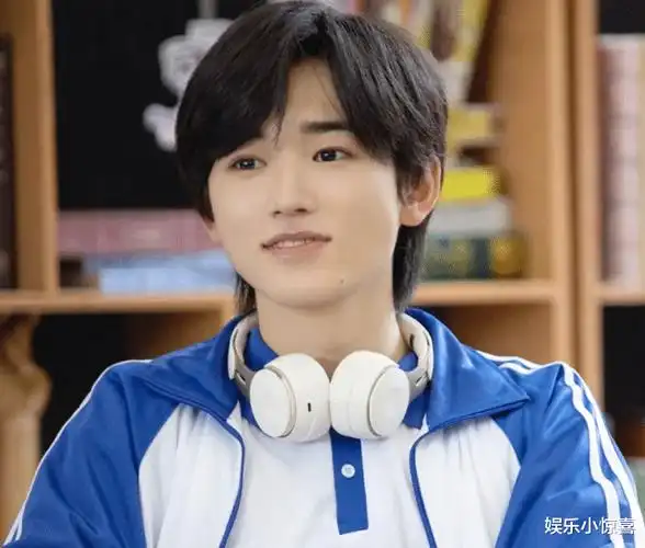 宋亚轩上课照被疯传,坐姿慵懒神似"葛优瘫",被质疑成绩差