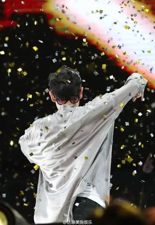 bigbang分享190401背影也是溢出屏幕的帅气喜欢反戴墨镜的崔塔塔