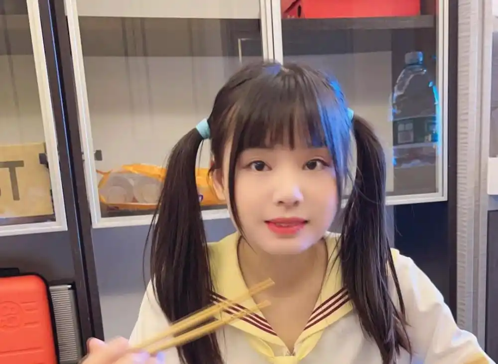 原创火线妹为还100w拼了陪土豪老板吃鸡却遭暗算霸气反击逗笑老粉