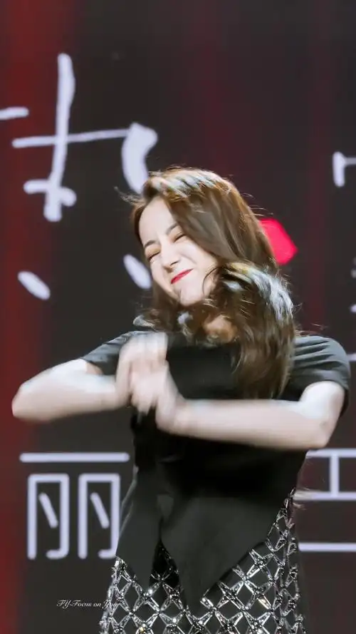 迪丽热巴利剑玫瑰#dlrb#迪丽热巴#回顾一下生日会迪迪 笑容特别