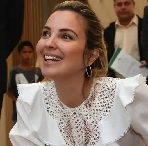 巴西最美第一夫人比丈夫小43岁52名仆人伺候包场吃饭爱炫耀