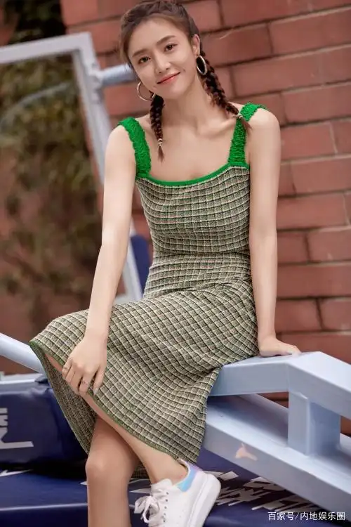 曾梦雪晒户外初夏写真 双马尾造型灵动又元气