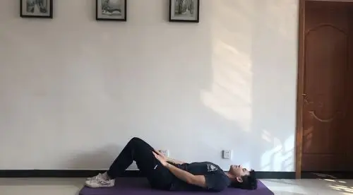 预备姿势:1.仰卧屈腿