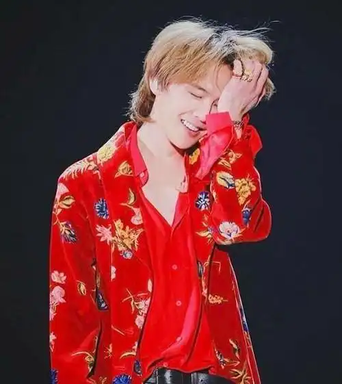 gd近况曝光亲姐po出新照片有小胡渣的权志龙还是一样可爱