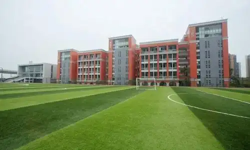 和美校区运动场 硬核一:新校园,新起点,新期待 目前,49中两个校区共