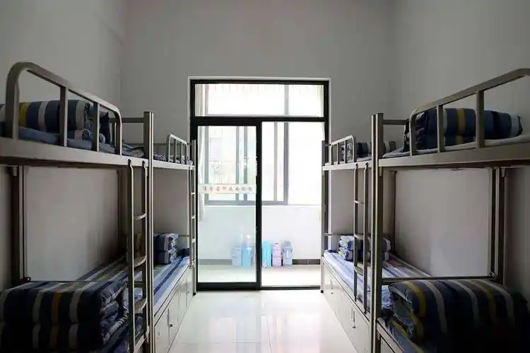 中学,天水市第三中学,实地察看了校园安全和环境卫生,并走进教室,宿舍