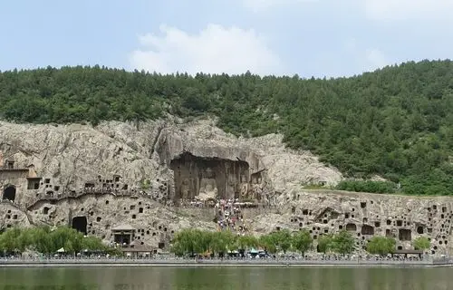 离开,再远眺卢舍那大佛                          看龙门石窟的全景