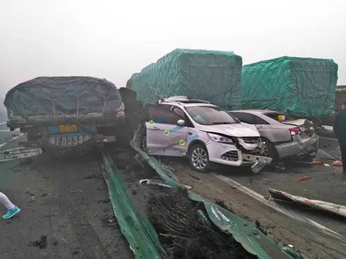 沪渝高速武穴段多车追尾15辆车受损 暂无人员死亡