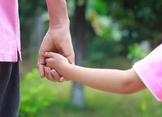 牵手图片-草地上母亲拉着孩子的手素材-高清图片-摄影照片-寻图免费