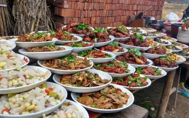 云南农村摆喜宴,一桌10碗硬菜口水直流,看到喜酒后感叹:真低调