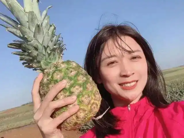 菠萝妹妹王小颖携徐闻菠萝登上腾讯视频综艺晚会