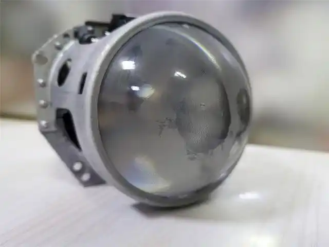 宝马gt原车海拉5双光透镜,镜面表层已经不再光亮透明.