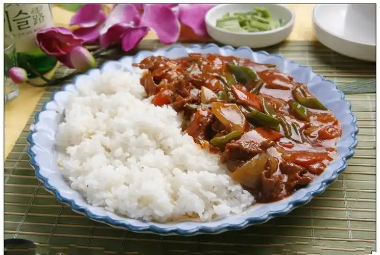 p>盖饭也叫 a target="_blank" href="/item/盖浇饭/1192126" data