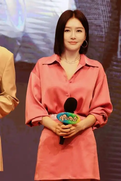 秦岚40岁身材管理##秦岚粉色衬衫