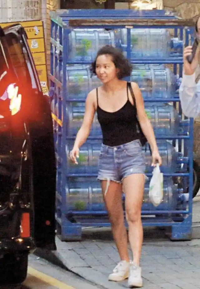 林青霞18岁次女邢言爱罕有露脸气质独特与姐姐邢爱林长得像父亲