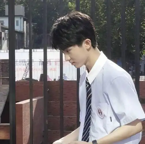 老师晒马嘉祺上课照并未被特殊照顾穿平凡的校服依旧很帅