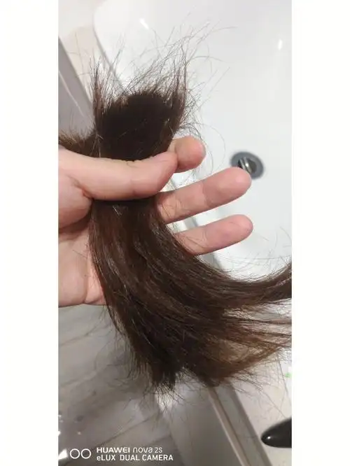 头发确实比之前脱落得厉害了,所以自己先剪掉一些,空了再去理发店修整