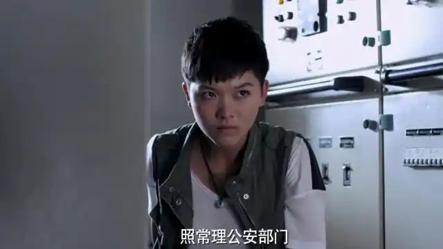 麻辣女兵小米上贼船偷偷切断电源机智偷手机联系警察