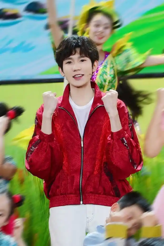 王源春晚舞台带来少儿节目 动作俏皮笑容开朗为小朋友送祝福