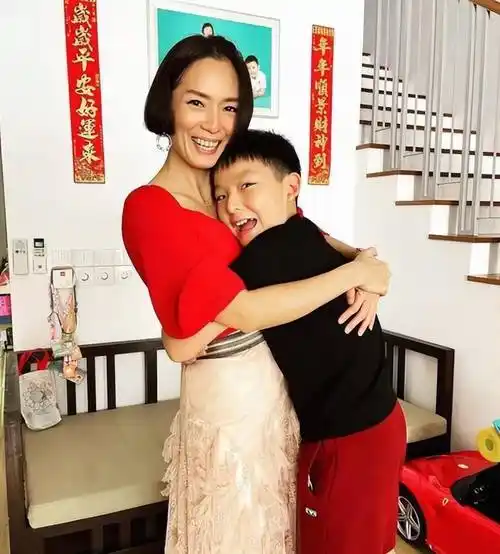 好在这个男人对郑秀珍是真心的,所以他们很快就确立了关系,结婚生子.