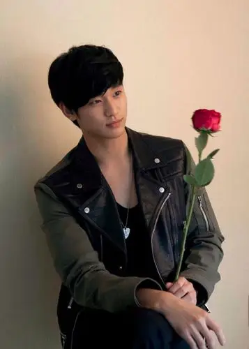 金秀贤再掀演艺高峰 海量生活照曝光显暖男气质_海外爆料_图集_电影网