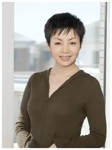 宋丹丹真57岁?穿贴身运动装低调现身,看身材像是20岁