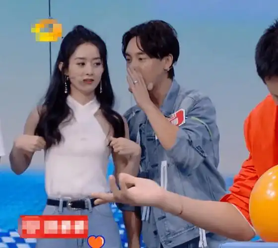 王一博在前面表演,赵丽颖却偷偷整理自己的衣服,太瘦也是种苦恼_节目