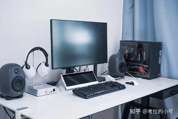 你的电脑和外设在桌面上是怎么布局和摆放的