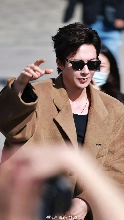 刘宇宁李现檀健次好六上班图##不知道还以为刘宇宁是来走秀的