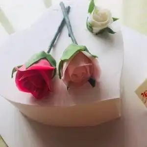 锁骨上的草莓印头像