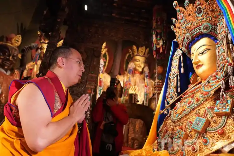 大昭寺"色彰"队的僧人们按照宗教仪轨,高举经旗,手持藏香,以藏传佛教