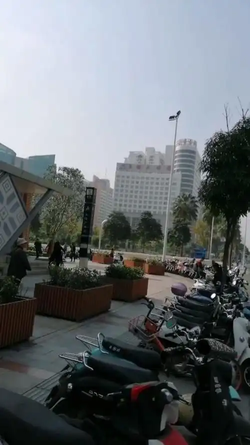 金湖广场地铁站,南宁商务街