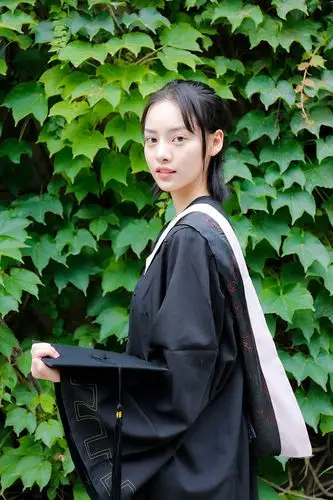 张艺上圆满毕业中戏甜美学士服尽显青春
