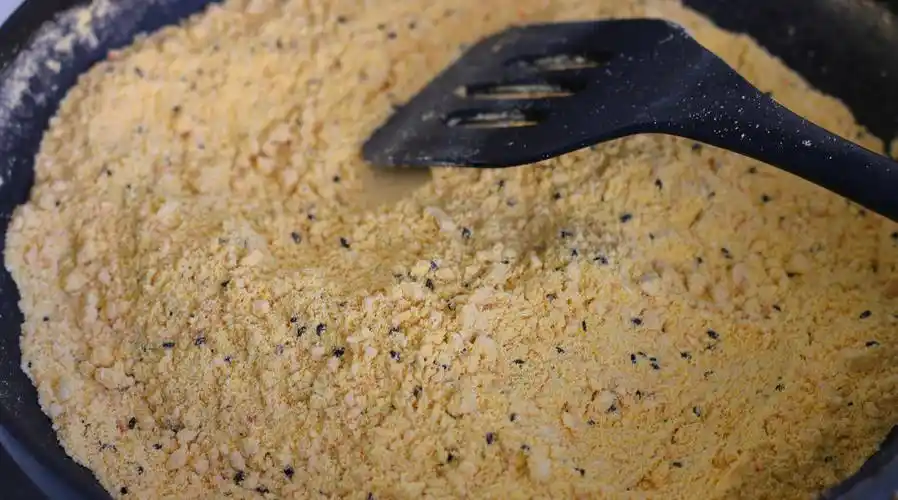 搅拌均匀,香甜可口的油茶面就做好了,玉米面特有的香气,浓郁的芝麻