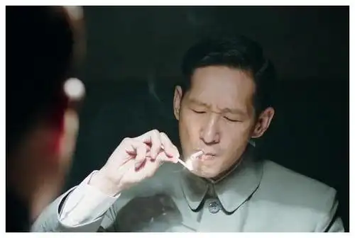 吸烟镜头抢镜,拍剧4个月抽掉20年的烟,他曾怒斥演员不背台词