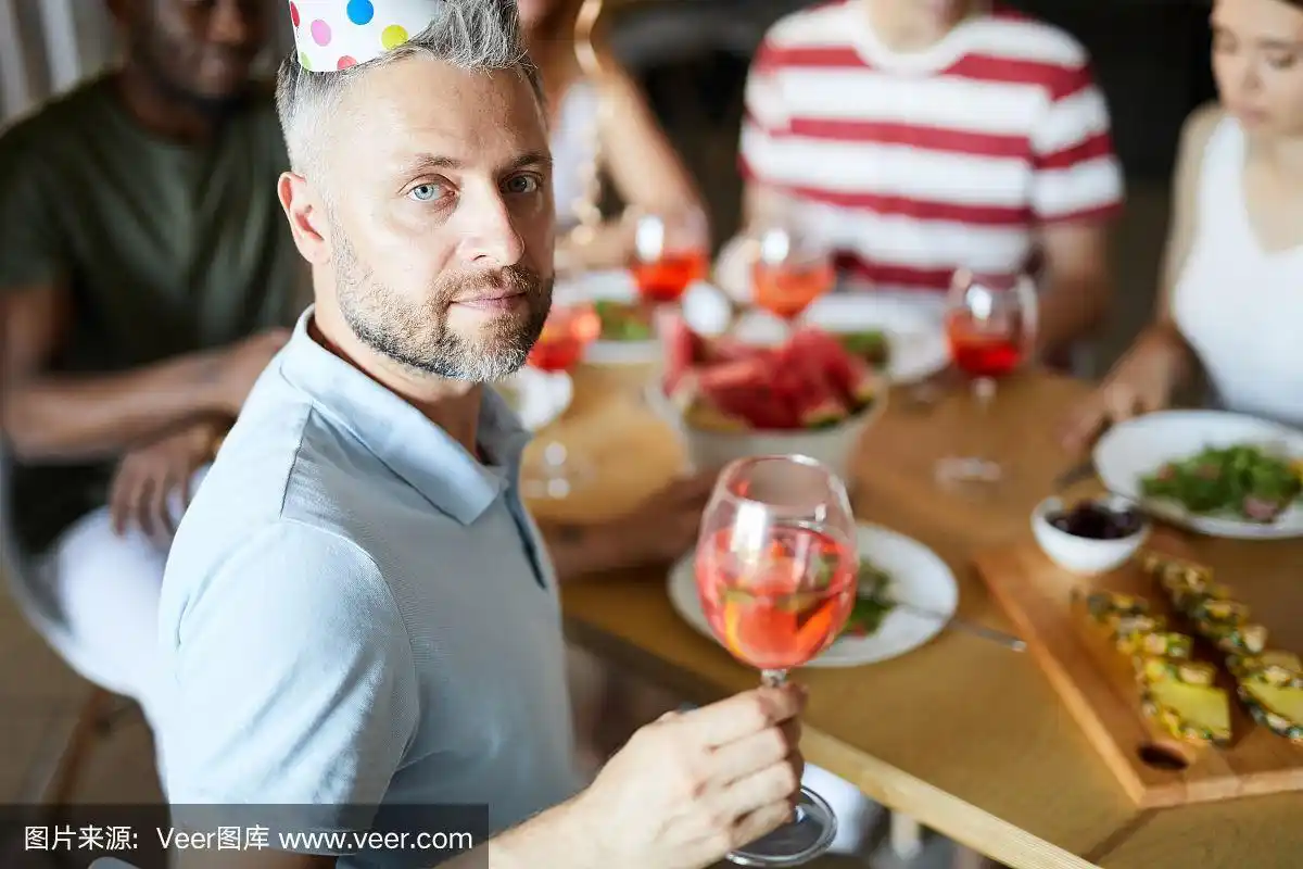 生日派对上的成熟男人