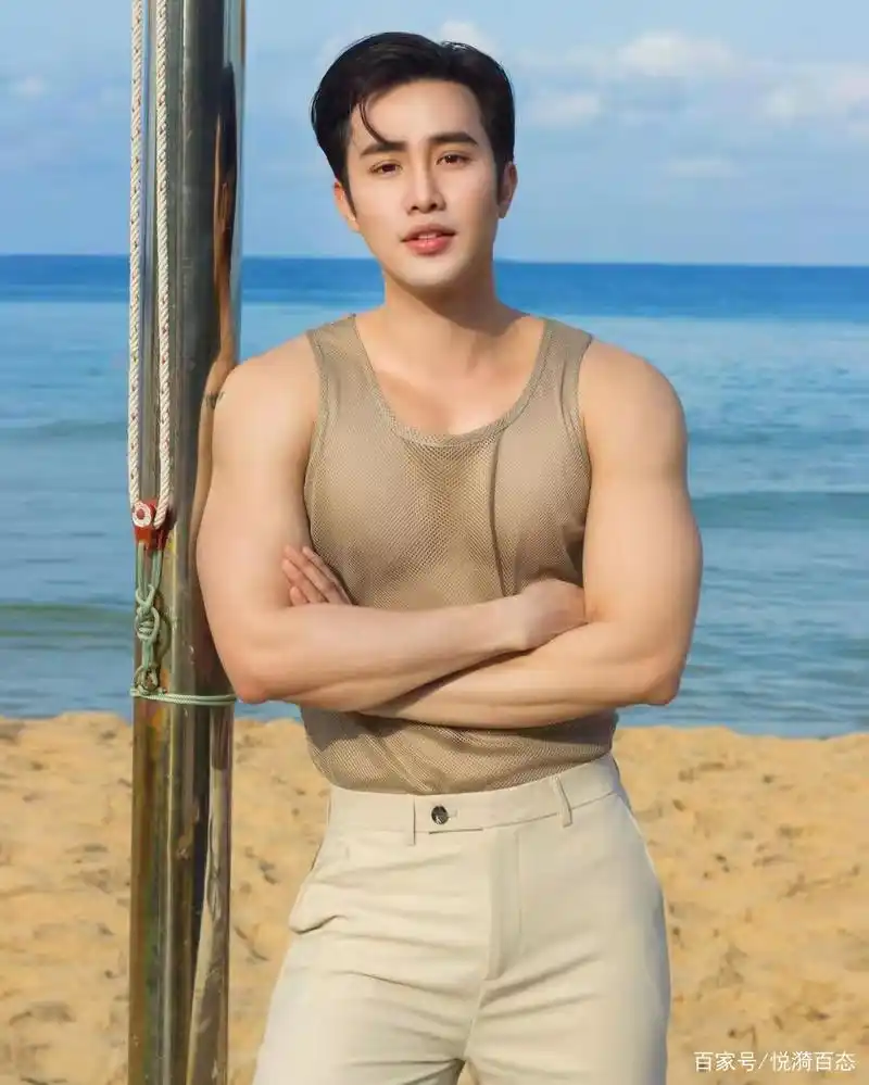 小鲜肉酷爱透视装,若隐若现秀肌肉,尽显力量与性感的完美契合