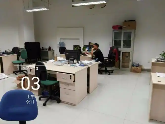 安监办工作人员在办公室值班