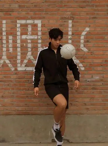 18岁足球帅哥李嗣镕拍运动大片野生小兽的帅气感受一下