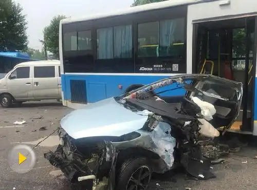 南京撞车事故:警方凌晨发信息排除酒驾毒驾嫌疑