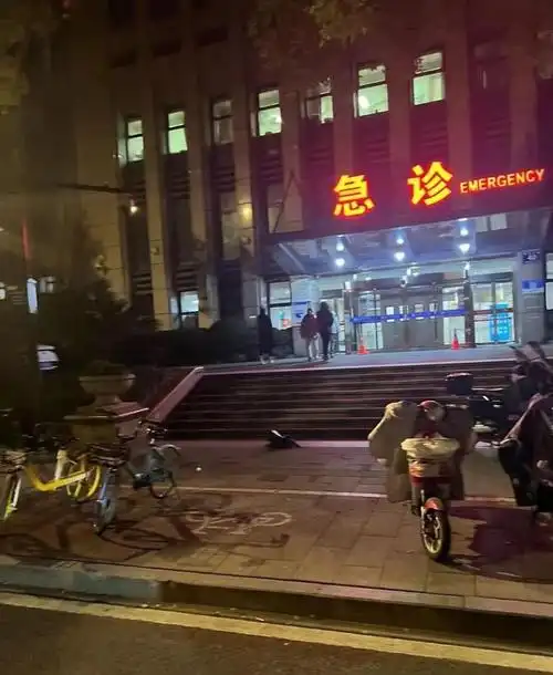 网友偶遇张雨绮半夜挂急诊裹紧棉袄打扮低调风尘仆仆赶往医院