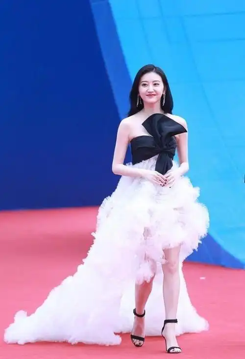 人间富贵花景甜就算穿黑白也能美得迷人这造型还显得挺嫩