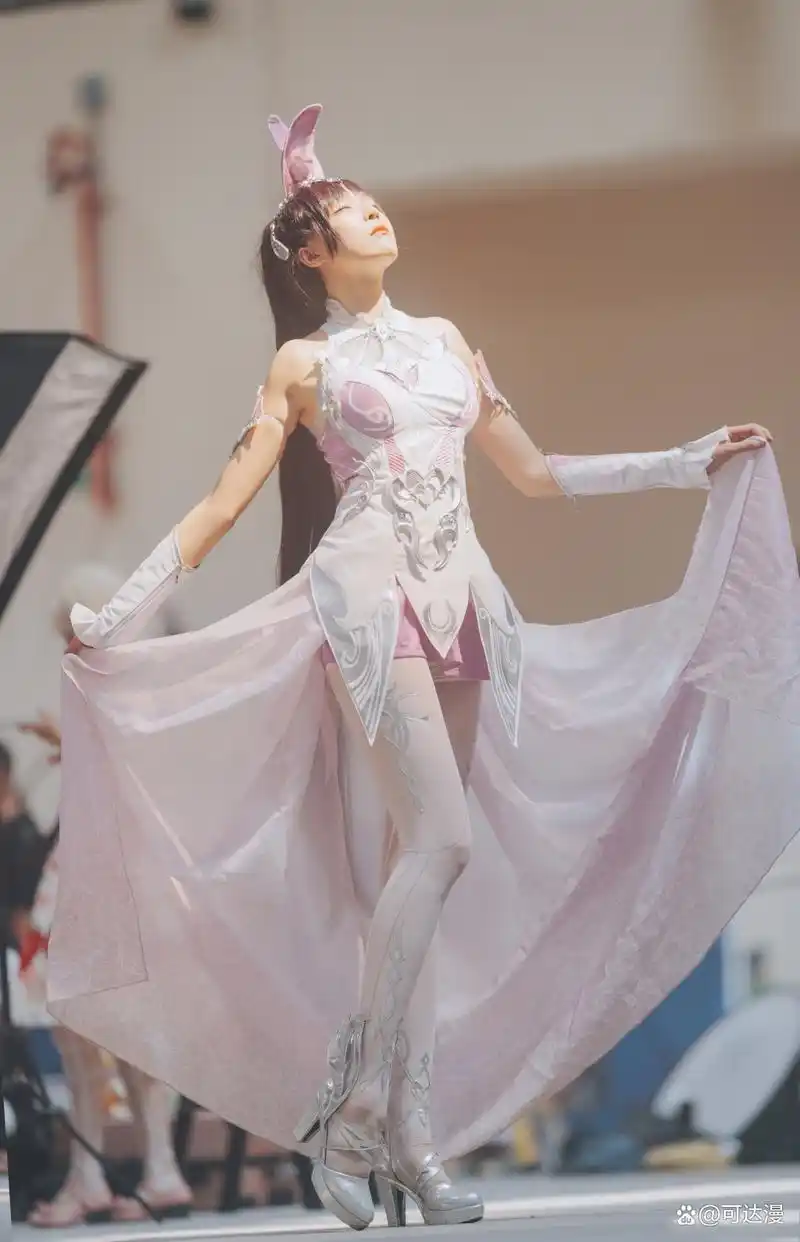 斗罗大陆:小舞cos有多绝?修长身躯真是一绝,美感太足了