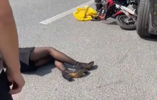 武汉:黑丝女子逆行撞车,倒地不起,网友:姿势摆的很好看|车祸|电动车