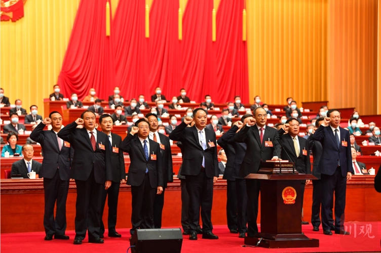 四川省十三届人大四次会议举行宪法宣誓仪式 省长黄强领誓(现场图片)