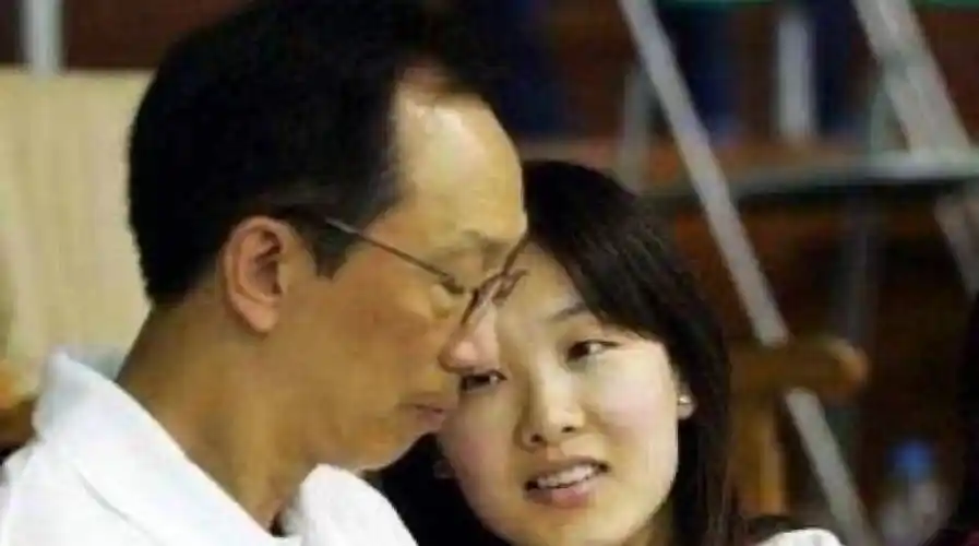 丈夫与闺蜜传绯闻,伏明霞转身举行婚礼,今一家五口出游生活幸福