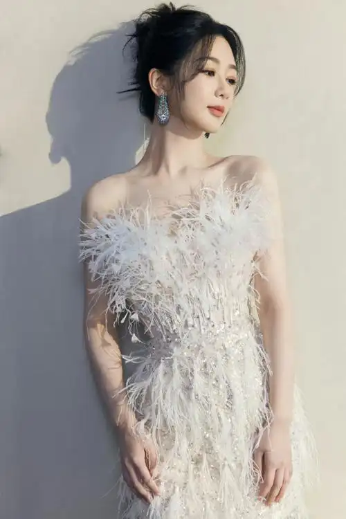 杨紫流光羽毛裙##长相思演唱会