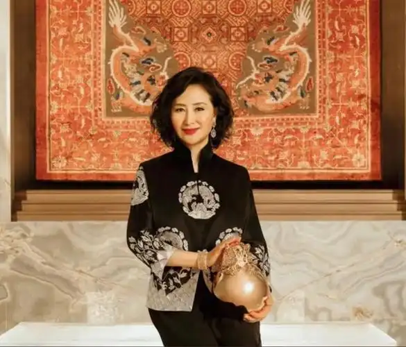 福布斯更新香港富豪榜李嘉诚第一甘比老公第六何超琼第22