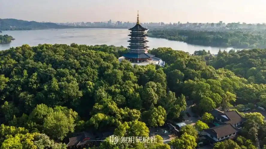 西湖北岸宝石山建有保俶塔;西湖西岸则有双峰插云,即南高峰和北高峰峰